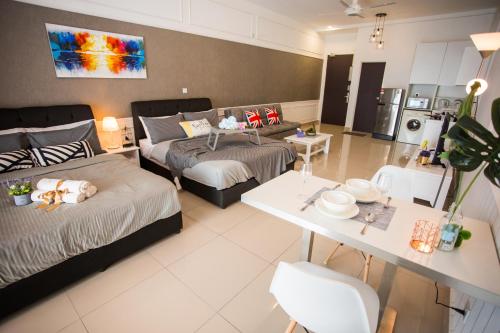 ein Wohnzimmer mit 2 Betten und ein Esszimmer in der Unterkunft Twin Galaxy Residences By The One in Johor Bahru