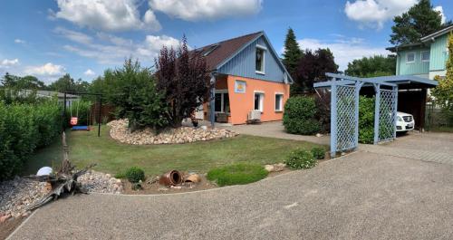 a house with a garden in front of a driveway at FerienHaus Zur Sonne, Zislow in Zislow