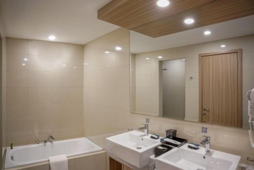 Vonios kambarys apgyvendinimo įstaigoje ASTON Kemayoran City Hotel