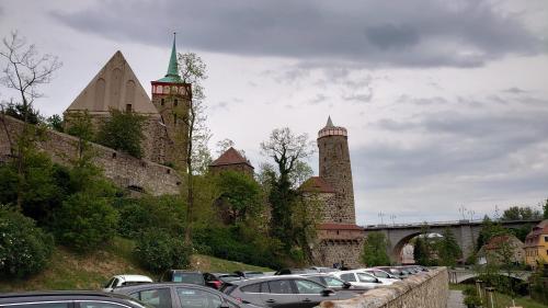 een stel auto's geparkeerd op een parkeerplaats bij alte Bäckerei Bautzen - 00 #Kids# in Bautzen