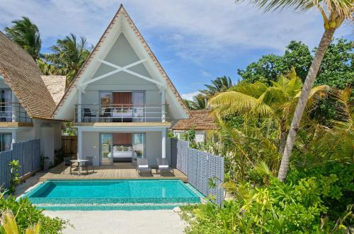 Πισίνα στο ή κοντά στο OUTRIGGER Maldives Maafushivaru Resort - 25 percent discount on transfers for min 4 nights stay and more, valid for reservations between 01 July till 22 Dec 2025