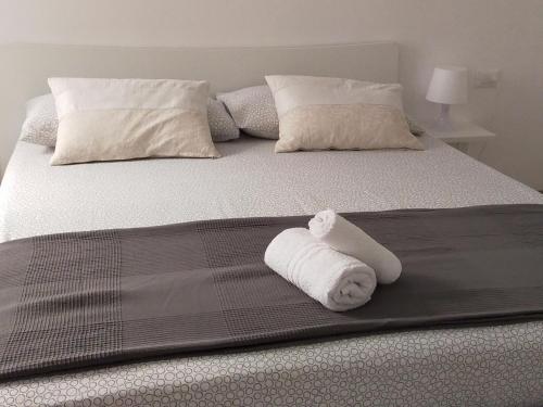 Design House alla Biennale في البندقية: سرير وفوط مطوية عليه