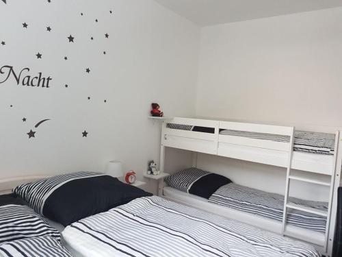ベンネッケンシュタインにあるZur Alten Oberförstereiのベッドルーム1室(二段ベッド2台付)が備わります。