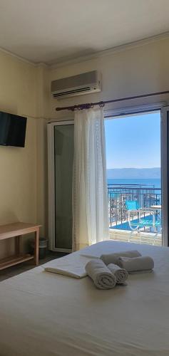 Postel nebo postele na pokoji v ubytování Artemis Hotel