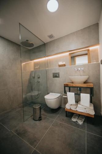 a bathroom with a shower and a toilet and a sink at Büyükada Loc'ada in Adalar