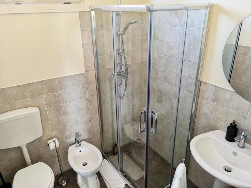 een badkamer met een douche, een toilet en een wastafel bij Mennuli&Alivi - Organic Farm in Noto