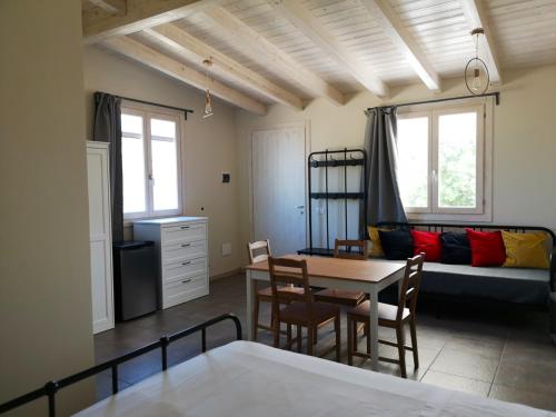 een woonkamer met een tafel en een bank bij Mennuli&Alivi - Organic Farm in Noto