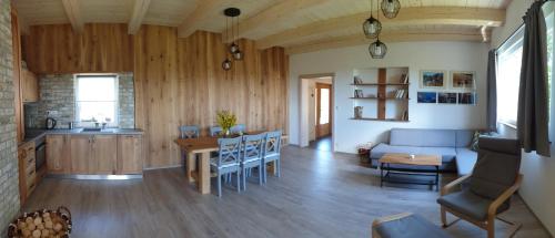 uma cozinha e sala de estar com um sofá e uma mesa em Apartmán Nežichov em Toužim