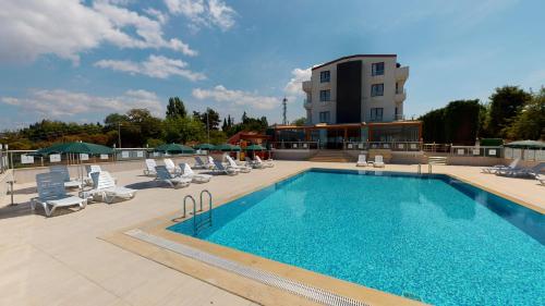The swimming pool at or close to DOUBLE ROYAL HOTEL