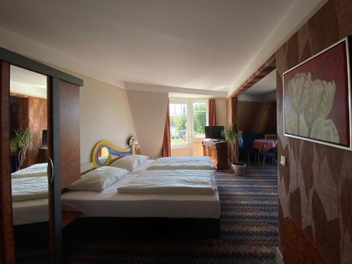 a hotel room with two beds and a window at Zum Grünen Turm in Hohen Neuendorf