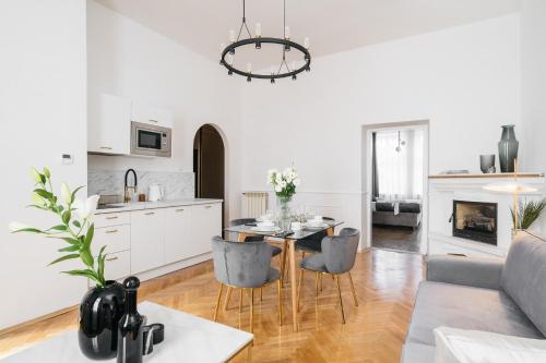 uma cozinha e sala de estar com mesa e cadeiras em Luna Apartment by LoftAffair em Cracóvia