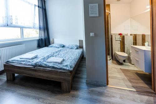 Ένα ή περισσότερα κρεβάτια σε δωμάτιο στο Hostel Północna 61