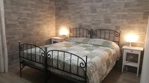 Ein Bett oder Betten in einem Zimmer der Unterkunft CEDARWOOD