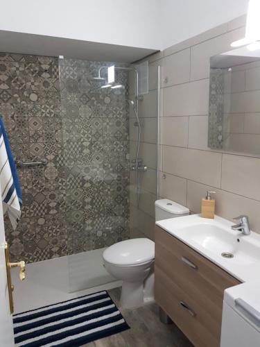 e bagno con servizi igienici, lavandino e doccia. di En Primera línea de mar y piscina - Apartamento AZUR - El Ancla - Callao Salvaje - COSTA ADEJE a Callao Salvaje