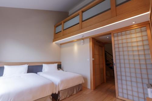 Una cama o camas en una habitación de 金漫會館-金瓜石九份景觀民宿-Jien Mount Villas