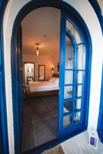 a room with a bedroom with a bed and a mirror at Büyükada Loc'ada in Adalar