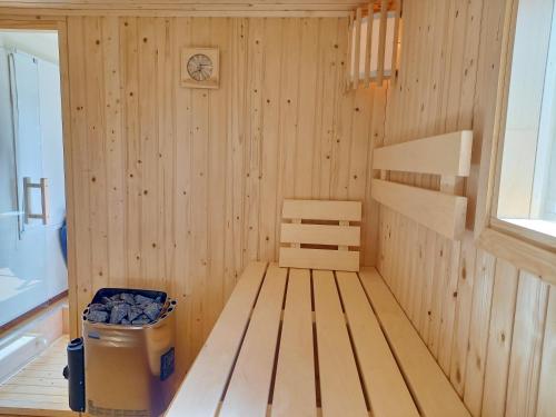 a small sauna with a bench and a trash can at Villa Pura Vida in Oud-Ade