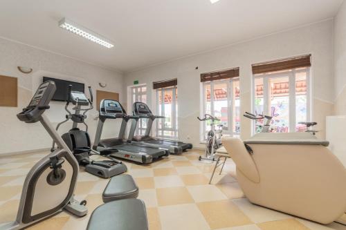 a gym with treadmills and exercise bikes in a room at Hotel Kahlberg in Krynica Morska