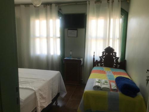 a bedroom with two beds and a window at Casa da Waldir quarto 02 in Goiás