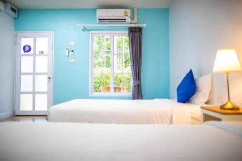 Tempat tidur dalam kamar di Blue Shore Cottage