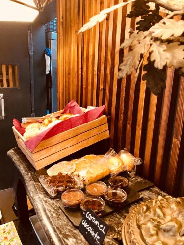 een tafel met een doos met brood en ander voedsel bij Dalma Old Town - Castelo in Lissabon