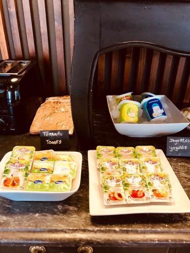 twee borden met eten staan op een aanrecht met bij Dalma Old Town - Castelo in Lissabon