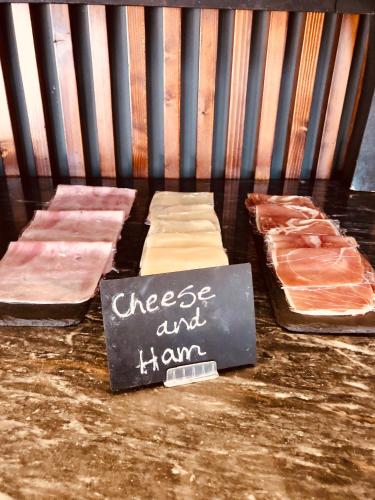 Drie verschillende soorten brood op een toonbank met een bordje. bij Dalma Old Town - Castelo in Lissabon