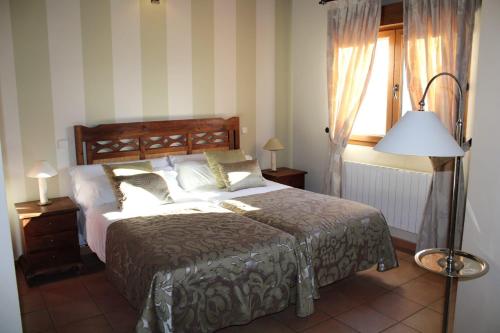 a bedroom with a large bed and a window at Finca Rincón de la Vega in Los Cortos