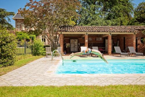 une personne sautant dans une piscine dans l'établissement Domaine du Buc, Le Château, à Marssac-sur-Tarn