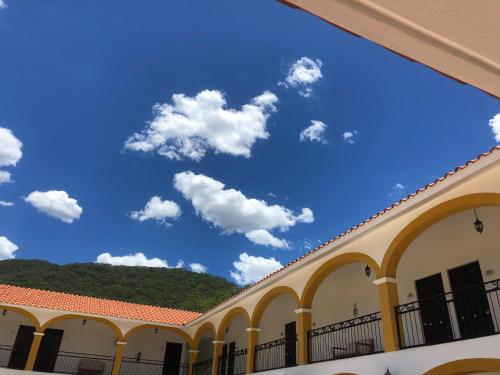 a view of a blue sky from a building at Casa Blanca Hotel in Jalpan