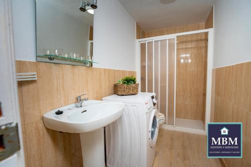 een badkamer met wastafel en toilet bij Bungalow Marta Agaete in Agaete