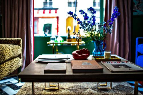 een woonkamer met een salontafel en een bank bij Hôtel Les Deux Gares in Parijs