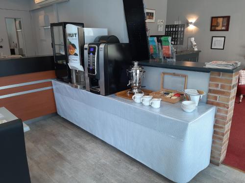 アンジェにあるル ロイヤルティのコーヒーマシンのあるコーヒーショップのカウンター