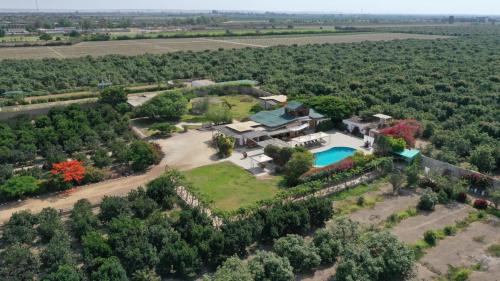 an aerial view of a house with a swimming pool at Huaranjapo in El Carmen