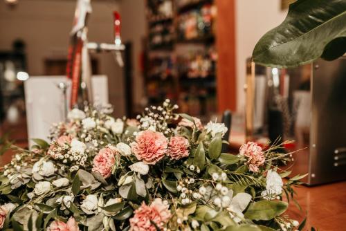 a bouquet of pink and white flowers on a table at Motel Łasuch in Osjaków
