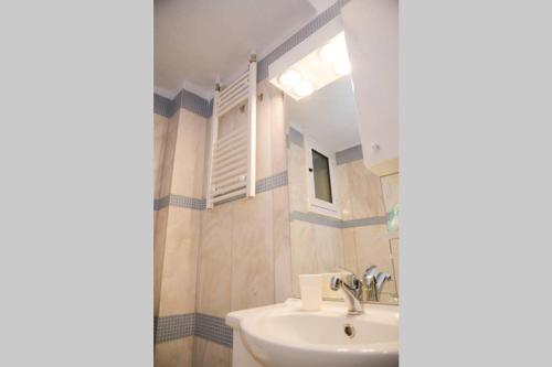 塞薩羅尼基的住宿－Strata deluxe Apt.(Must)，一间带水槽和镜子的浴室
