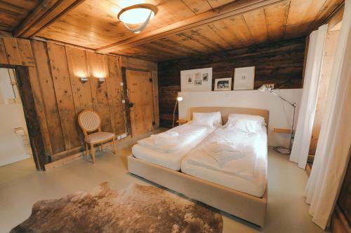 Giường trong phòng chung tại Alte Post Saas-Fee