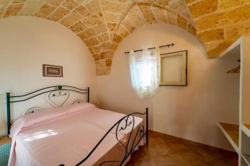 een slaapkamer met een bed in een kamer bij Villa Potenza in Galatone
