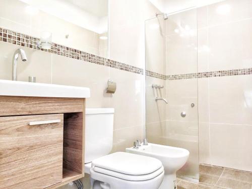 un bagno bianco con wc e doccia di Vow a Villa Carlos Paz