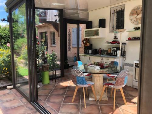 logement zen sur la colline aux mimosas