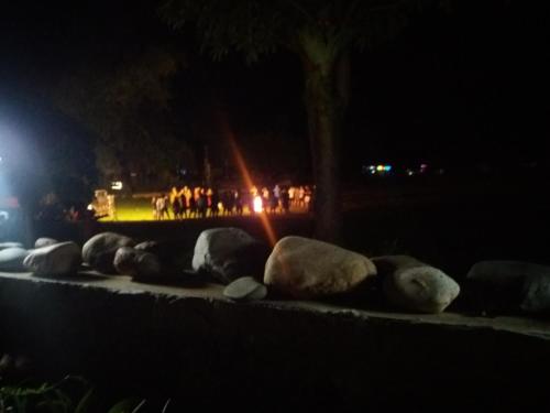 grupa owiec leżących na chodniku w nocy w obiekcie Mai Chau Xanh Bungalow w mieście Mai Châu