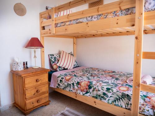 Dviaukštė lova arba lovos apgyvendinimo įstaigoje Akiteness House Tarifa