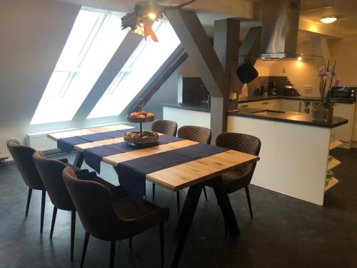 un comedor con una mesa larga y sillas en Ferienwohnung Zum Deutschen Hause, en Lübbenau