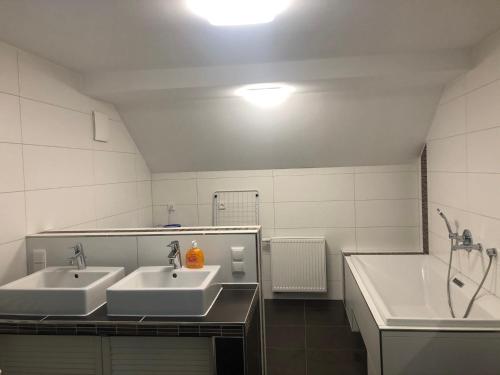 y baño con 2 lavabos y bañera. en Ferienwohnung Zum Deutschen Hause, en Lübbenau