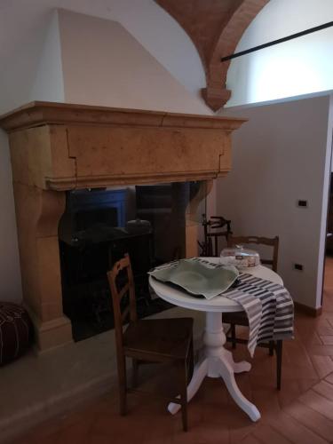 een woonkamer met een tafel en een open haard bij Casa Flosa Room & Breakfast in Medicina