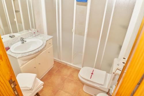 een badkamer met een toilet en een wastafel bij Finca Piñero in Hermigua