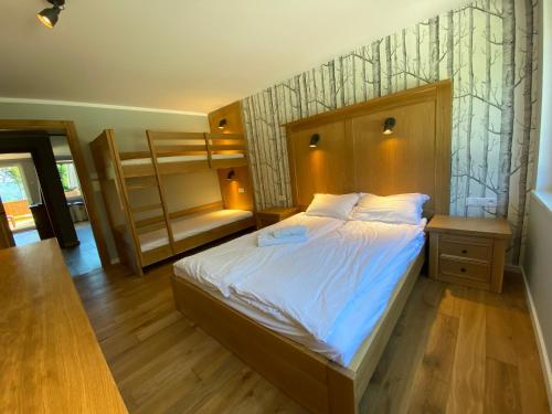 Posteľ alebo postele v izbe v ubytovaní Apartament Zdrojowa z tarasem i ogrodem