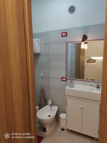 FalvaterraにあるLa Cantina di Giulianoのバスルーム(洗面台、トイレ、鏡付)