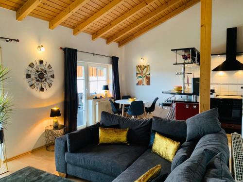a living room with a couch and a table at Apartment "Im Sonneneck" bis 4 Personen mit Parkplatz, W-LAN, Netflix im Thüringer Wald, Schleusingen in Schleusingen
