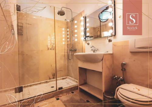W łazience znajduje się prysznic, umywalka i toaleta. w obiekcie Yellow Suites w mieście Cascais